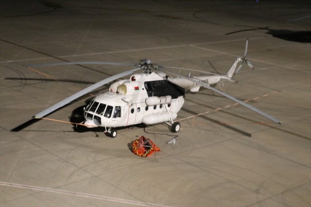 Foto - 5 helikopter yangına gece müdahalesi için hazırlanıyor