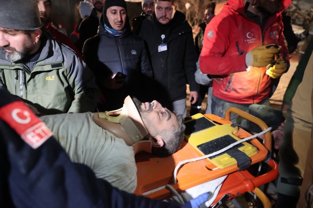 Foto - 5 katlı binanın enkazından sağ çıkarıldı