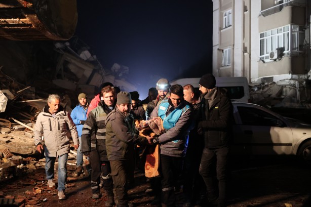 Foto - 5 katlı binanın enkazından sağ çıkarıldı