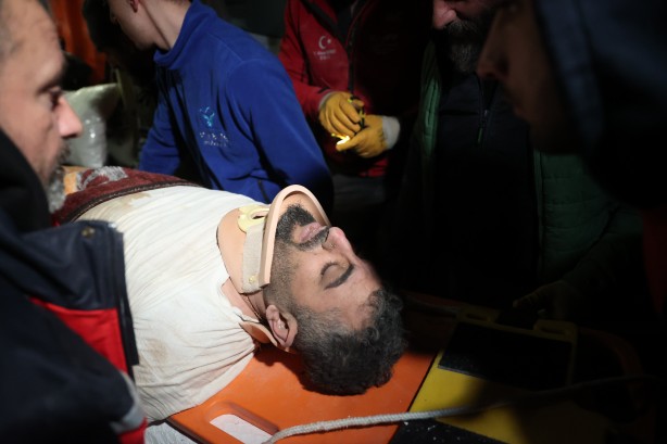 5 katlı binanın enkazından sağ çıkarıldı