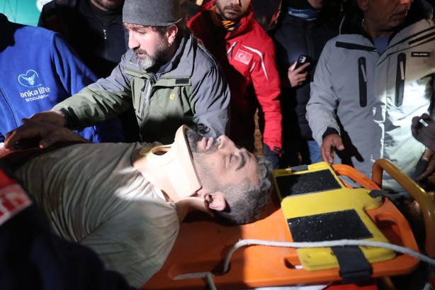 Foto - 5 katlı binanın enkazından sağ çıkarıldı