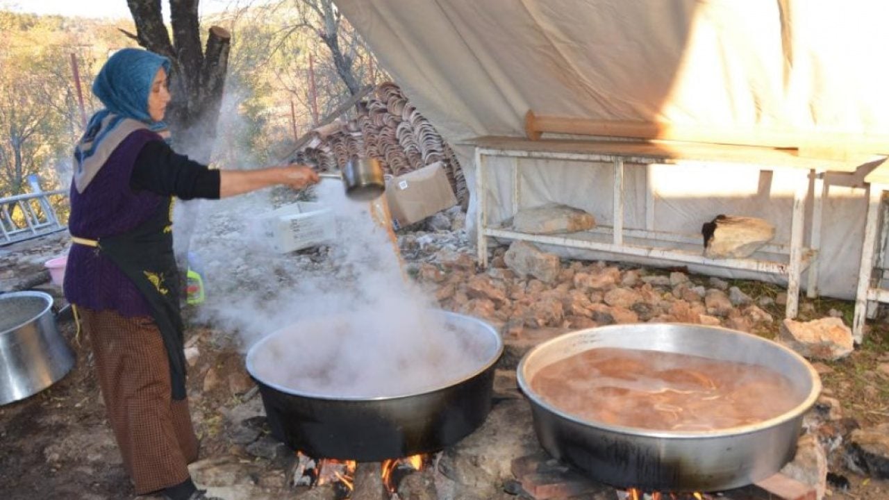 Foto - 5 kilo kozalaktan yalnızca 1 kilo çıkıyor! Bakın bu pekmezin kilosu kaç liradan satılıyor