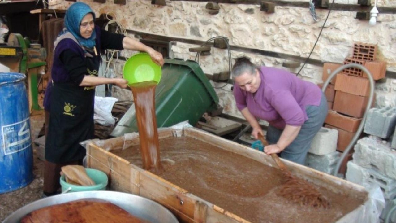Foto - 5 kilo kozalaktan yalnızca 1 kilo çıkıyor! Bakın bu pekmezin kilosu kaç liradan satılıyor