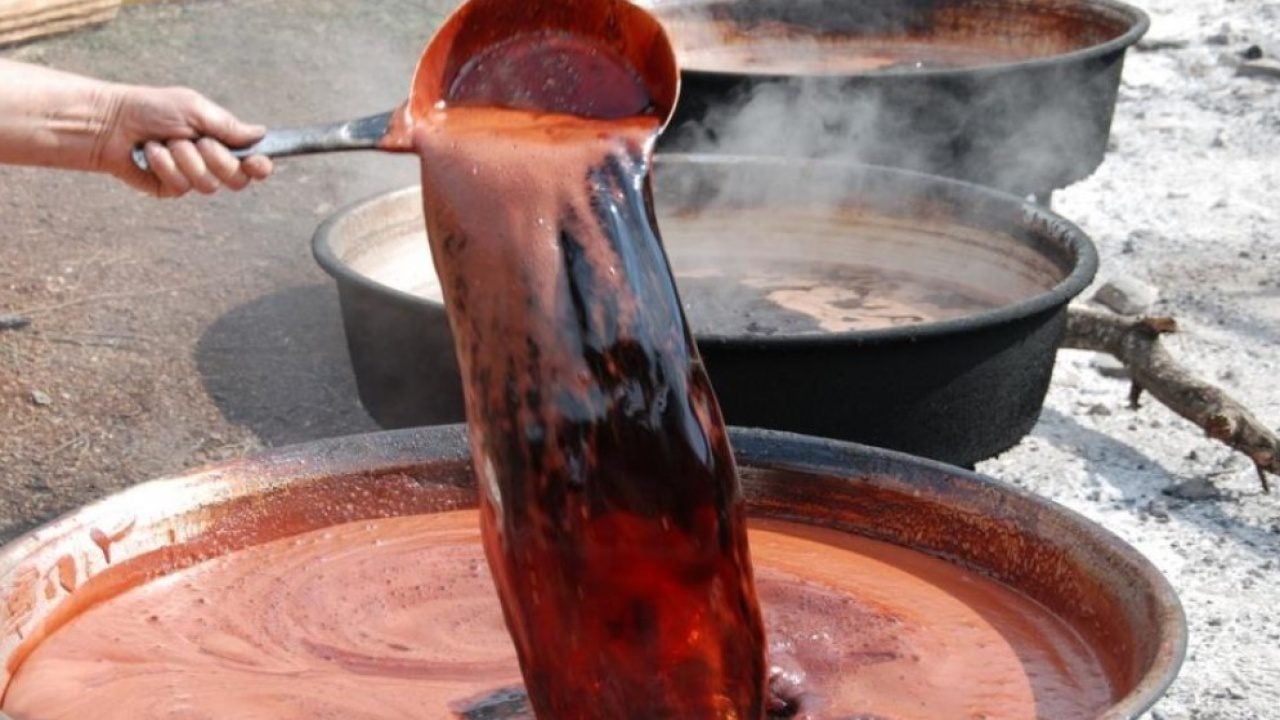 Foto - 5 kilo kozalaktan yalnızca 1 kilo çıkıyor! Bakın bu pekmezin kilosu kaç liradan satılıyor