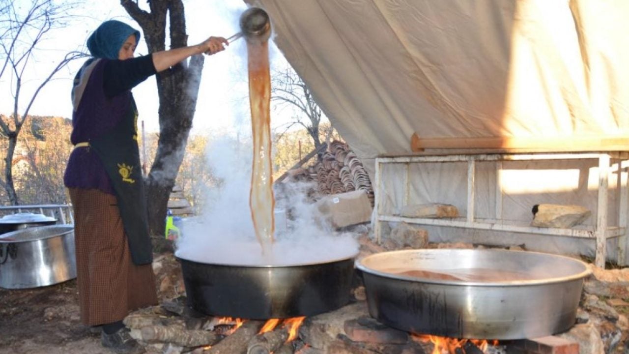 5 kilo kozalaktan yalnızca 1 kilo çıkıyor! Bakın bu pekmezin kilosu kaç liradan satılıyor