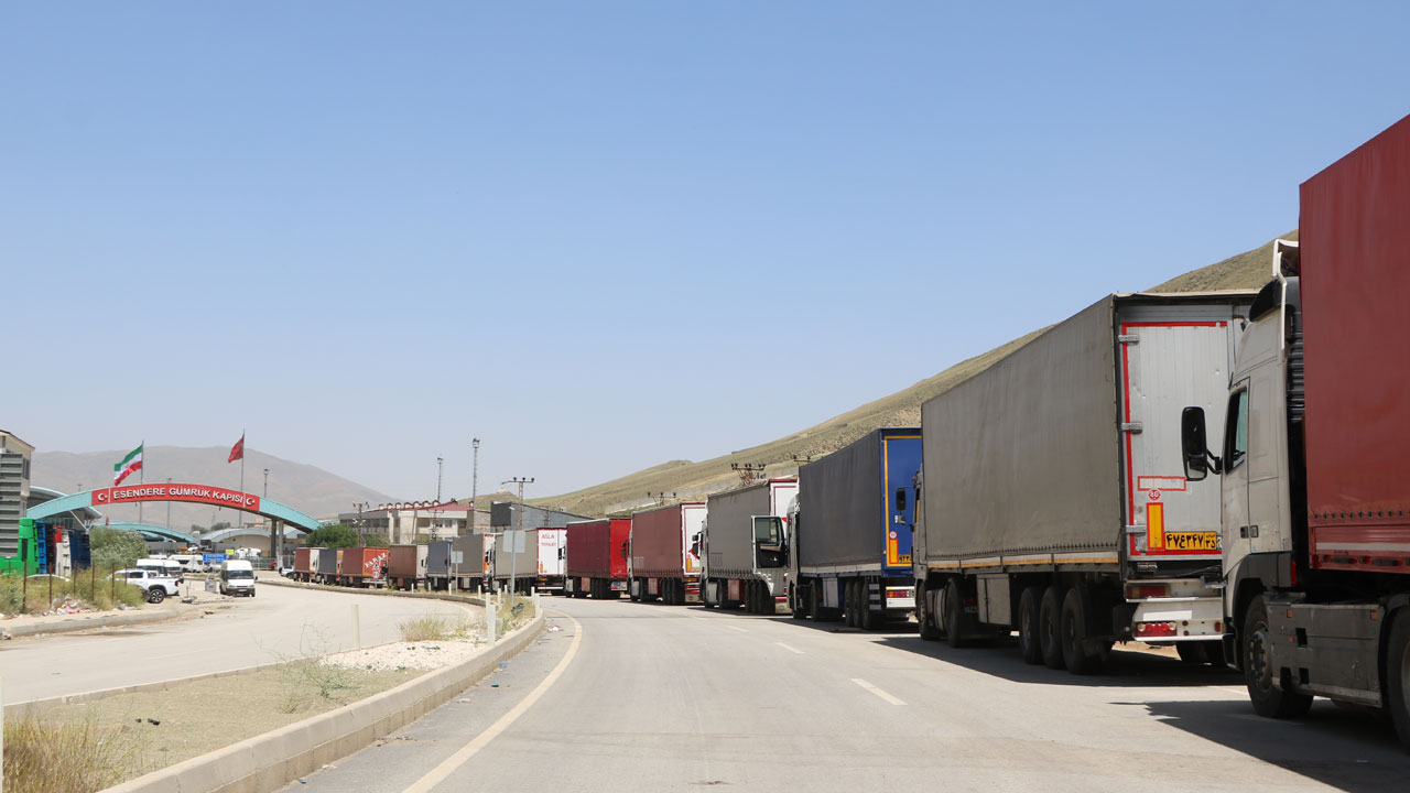 Foto - 5 kilometrelik TIR kuyruğu! İsrail-İran gerilimi sınır kapısına yansıdı