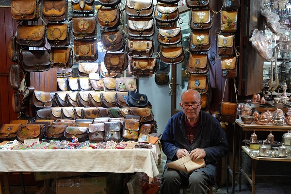 5 metrekare dükkanda teknolojiye direniyor