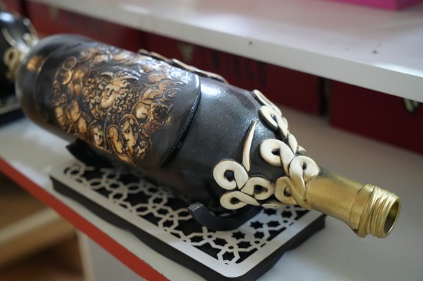 Foto - 5 TL’ye alıyor 50 euroya satıyor! Atık şişeleri sanat eserine dönüştürüyor