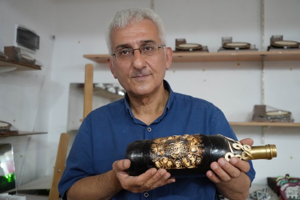 5 TL’ye alıyor 50 euroya satıyor! Atık şişeleri sanat eserine dönüştürüyor