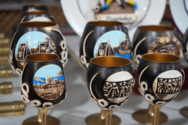 Foto - 5 TL’ye alıyor 50 euroya satıyor! Atık şişeleri sanat eserine dönüştürüyor