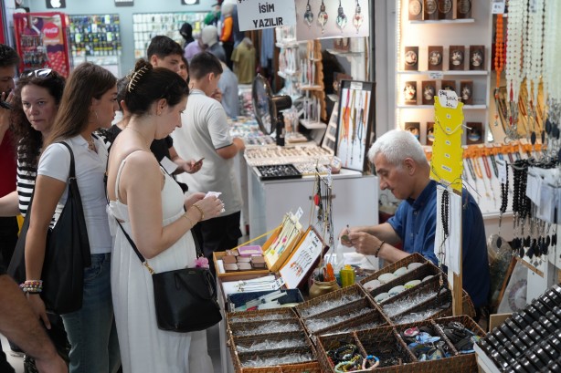 Foto - 5 TL’ye alıyor 50 euroya satıyor! Atık şişeleri sanat eserine dönüştürüyor