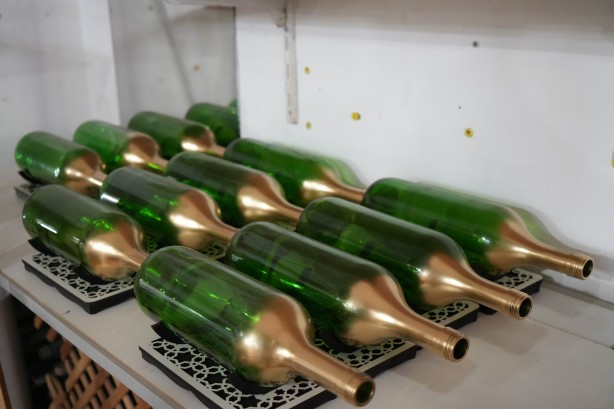 Foto - 5 TL’ye alıyor 50 euroya satıyor! Atık şişeleri sanat eserine dönüştürüyor