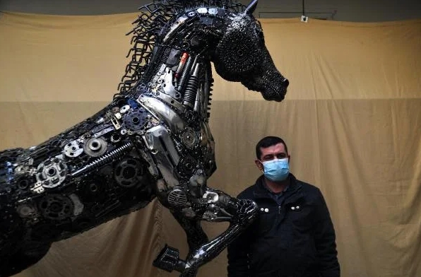 Foto - 5 ton malzeme arasından 3 ayda yaptı! Atı görenler şaştı kaldı