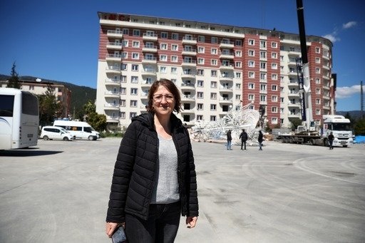 Foto - 5 tonluk paratoner 8 katlı apartmandan vinçle indirildi