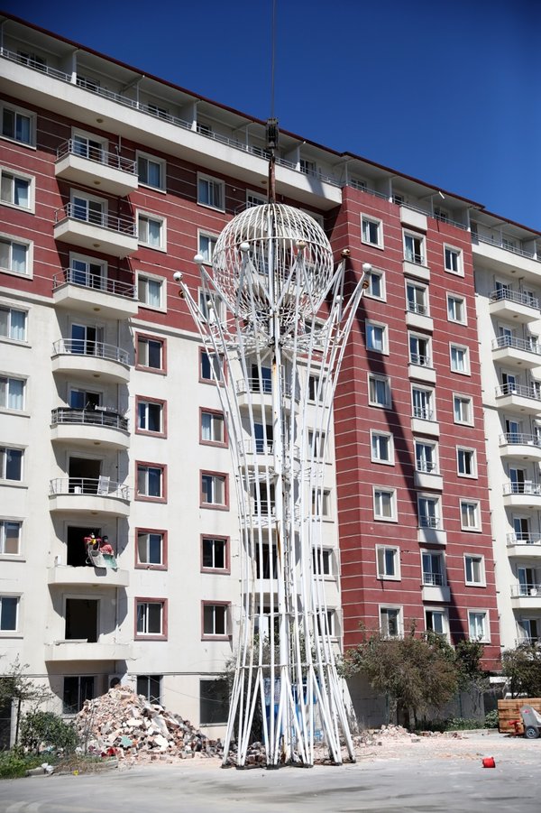 Foto - 5 tonluk paratoner 8 katlı apartmandan vinçle indirildi