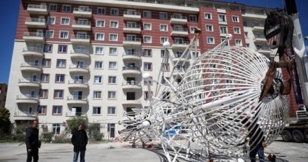 5 tonluk paratoner 8 katlı apartmandan vinçle indirildi