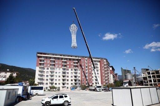 Foto - 5 tonluk paratoner 8 katlı apartmandan vinçle indirildi