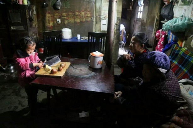 Foto - 5 yaşındaki kız hem anneannesine hem büyükannesine bakıyor