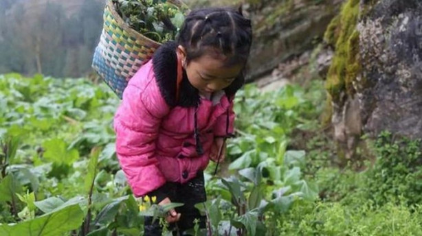 Foto - 5 yaşındaki kız hem anneannesine hem büyükannesine bakıyor