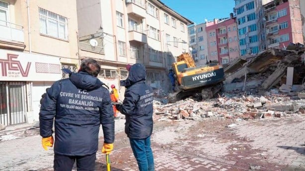 50 bin bina yıkık ve ağır hasarlı