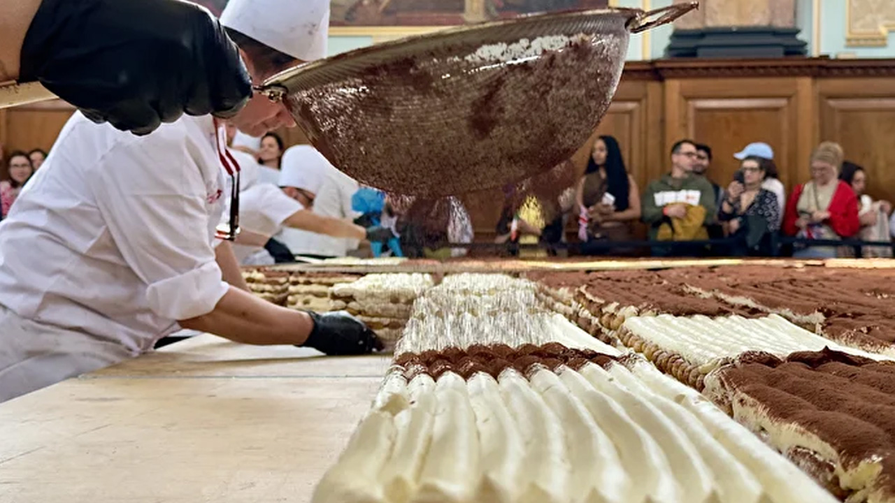 50 bin kedi dili ve 3 binden fazla yumurta: Dünyanın en uzun tiramisusu! 440 metrelik dev tatlı...