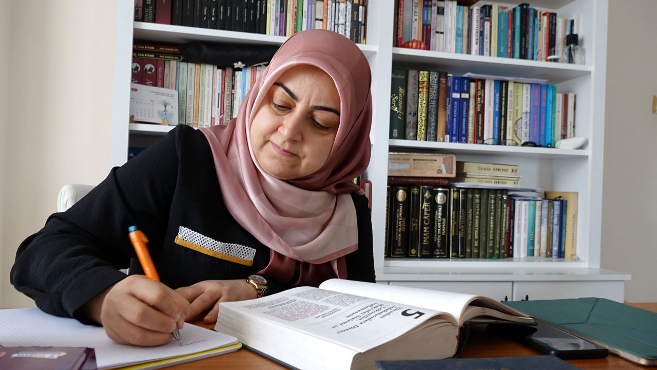 50 yaşında öğrenci oldu! 23 yıl öğretmenlik yaptı şimdi tıp fakültesinde