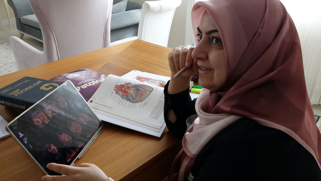 Foto - 50 yaşında öğrenci oldu! 23 yıl öğretmenlik yaptı şimdi tıp fakültesinde