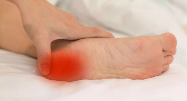 50 yaşından sonra aman dikkat! Ayaklarınızda bunlar oluyorsa...