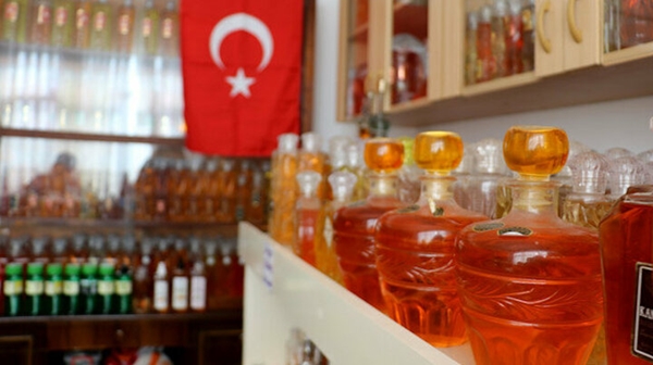 Foto - <br> Ben ondan gizli kolonya alır eve getirirdim. Evimde kolonyaların olduğu odayı duyanlar merak ediyor, geliyor. Bende kolonyalarımı çocuk gibi severim. Odanın anahtarı bendedir odayı kilitlerim. Her gün odaya girerim kolonyalarıma bakarım. O kadar üstüne düşerim bu kolonyanın hastasıyım ben