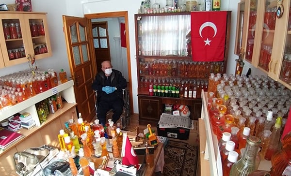 Foto - 50 yıldır biriktirdiği kolonyaları dağıtacak
