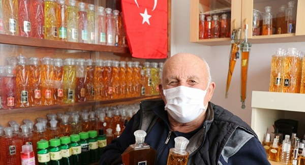 Foto - Limon, incir, mandalina, çiçek, zeytin, tütün gibi çeşitli türlerde yaklaşık 3 bin şişe kolonyası olduğunu söyleyen Hopaç, 