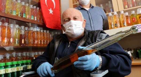 50 yıldır biriktirdiği kolonyaları dağıtacak
