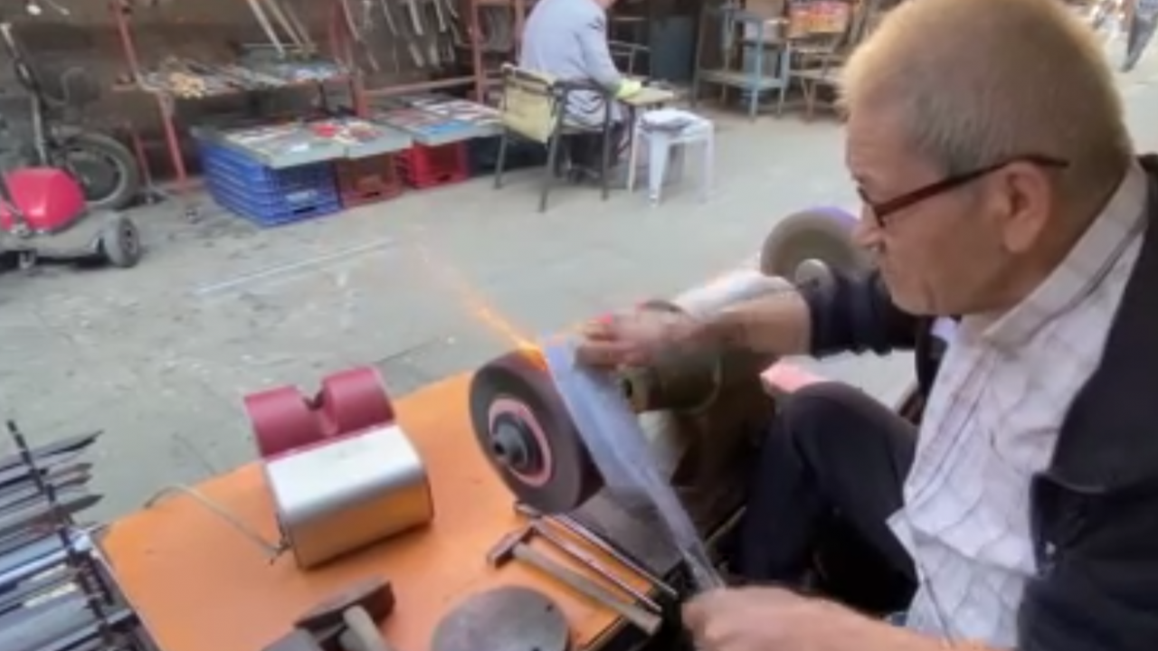 50 yıllık bıçak ustası isyan etti: Gençler iş beğenmiyor! 60 bin TL maaşa çalışacak çırak bulamıyorum