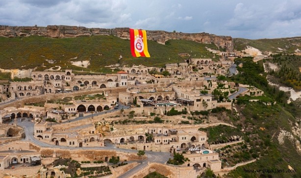 Foto - 500 metrekarelik Galatasaray bayrağı astılar! Erden Timur’dan bir istekleri var! 