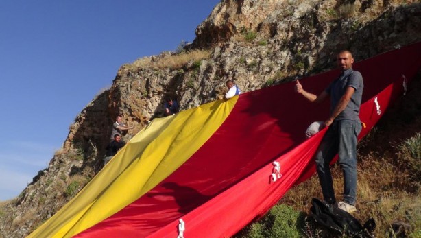 Foto - 500 metrekarelik Galatasaray bayrağı astılar! Erden Timur’dan bir istekleri var! 