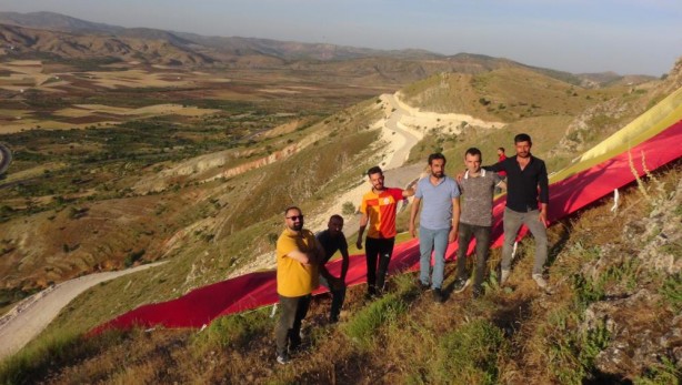 Foto - 500 metrekarelik Galatasaray bayrağı astılar! Erden Timur’dan bir istekleri var! 