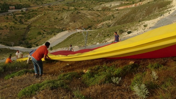 Foto - 500 metrekarelik Galatasaray bayrağı astılar! Erden Timur’dan bir istekleri var! 