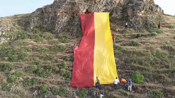 500 metrekarelik Galatasaray bayrağı astılar! Erden Timur’dan bir istekleri var! 