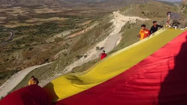 Foto - 500 metrekarelik Galatasaray bayrağı astılar! Erden Timur’dan bir istekleri var! 