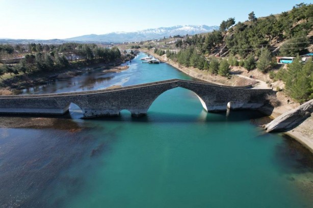Foto - 500 yıllık köprüsü asrın felaketine dayandı