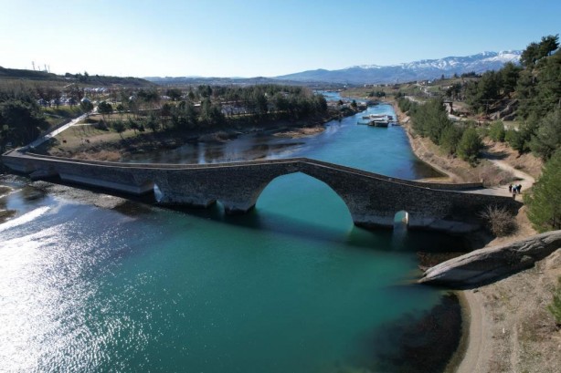 Foto - 500 yıllık köprüsü asrın felaketine dayandı