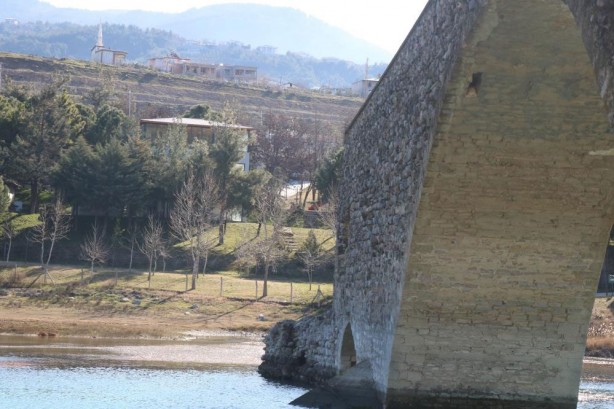 Foto - 500 yıllık köprüsü asrın felaketine dayandı