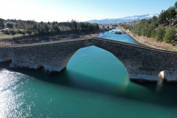 Foto - 500 yıllık köprüsü asrın felaketine dayandı