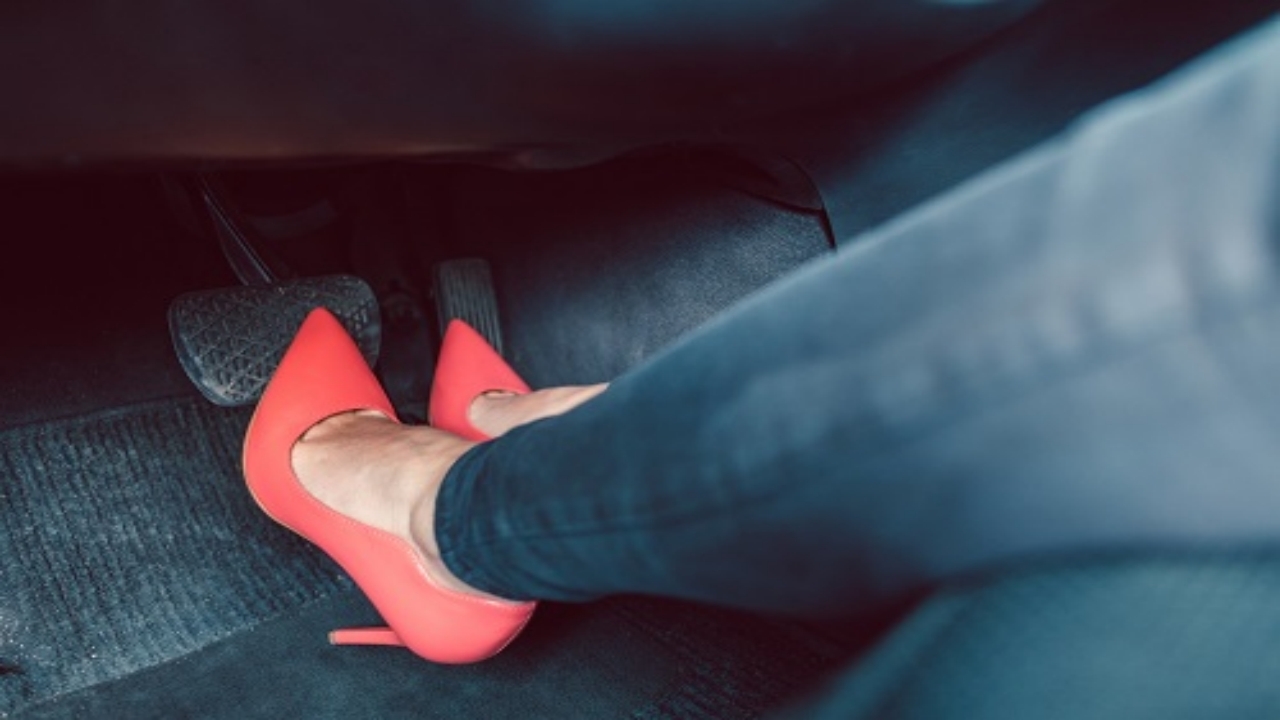 Foto - 55 bin lira ceza ödememek için otomobil sürerken bu ayakkabıyı giymeyin