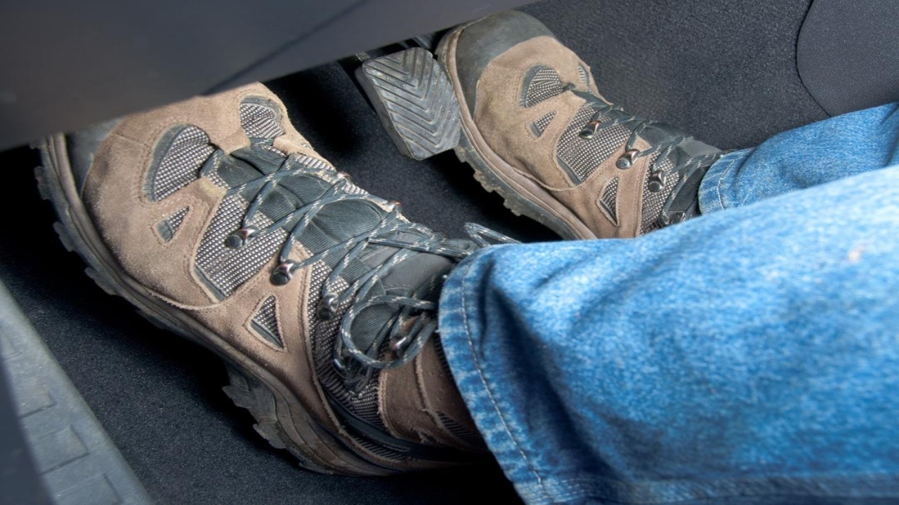 Foto - 55 bin lira ceza ödememek için otomobil sürerken bu ayakkabıyı giymeyin