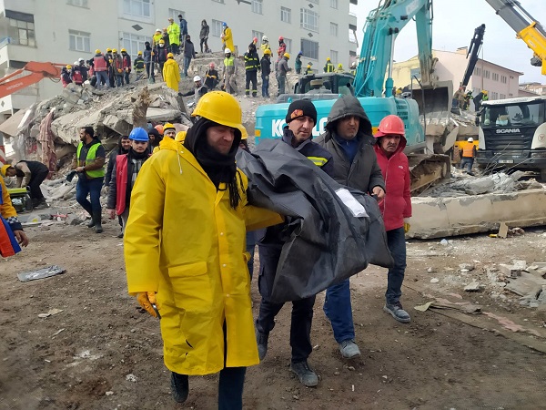 Foto - 55 saat sonra gelen sevinç! Genç kız enkazdan böyle kurtuldu