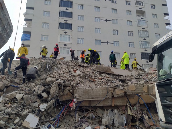 Foto - 55 saat sonra gelen sevinç! Genç kız enkazdan böyle kurtuldu