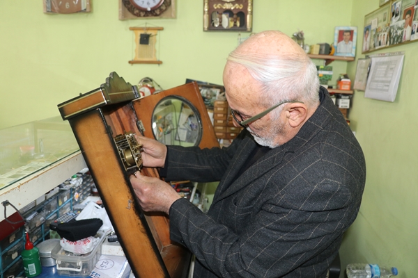 Foto - 55 yıldır gözünden merceği elinden tornavidayı düşürmüyor