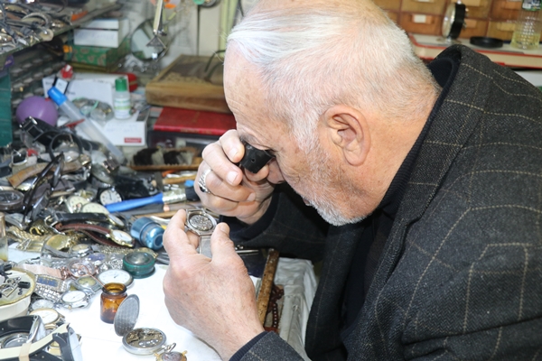 Foto - 55 yıldır gözünden merceği elinden tornavidayı düşürmüyor