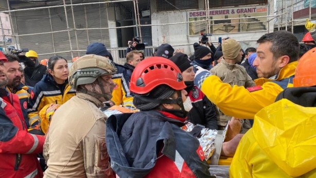 Foto - 56 saat boyunca enkaz altında kalan afetzede, gördüğü rüyayı gözyaşlarıyla anlattı: O zat, bana yiyecek getiriyordu! Hastanede "Sofradan yeni kalkmış gibisin" demişler